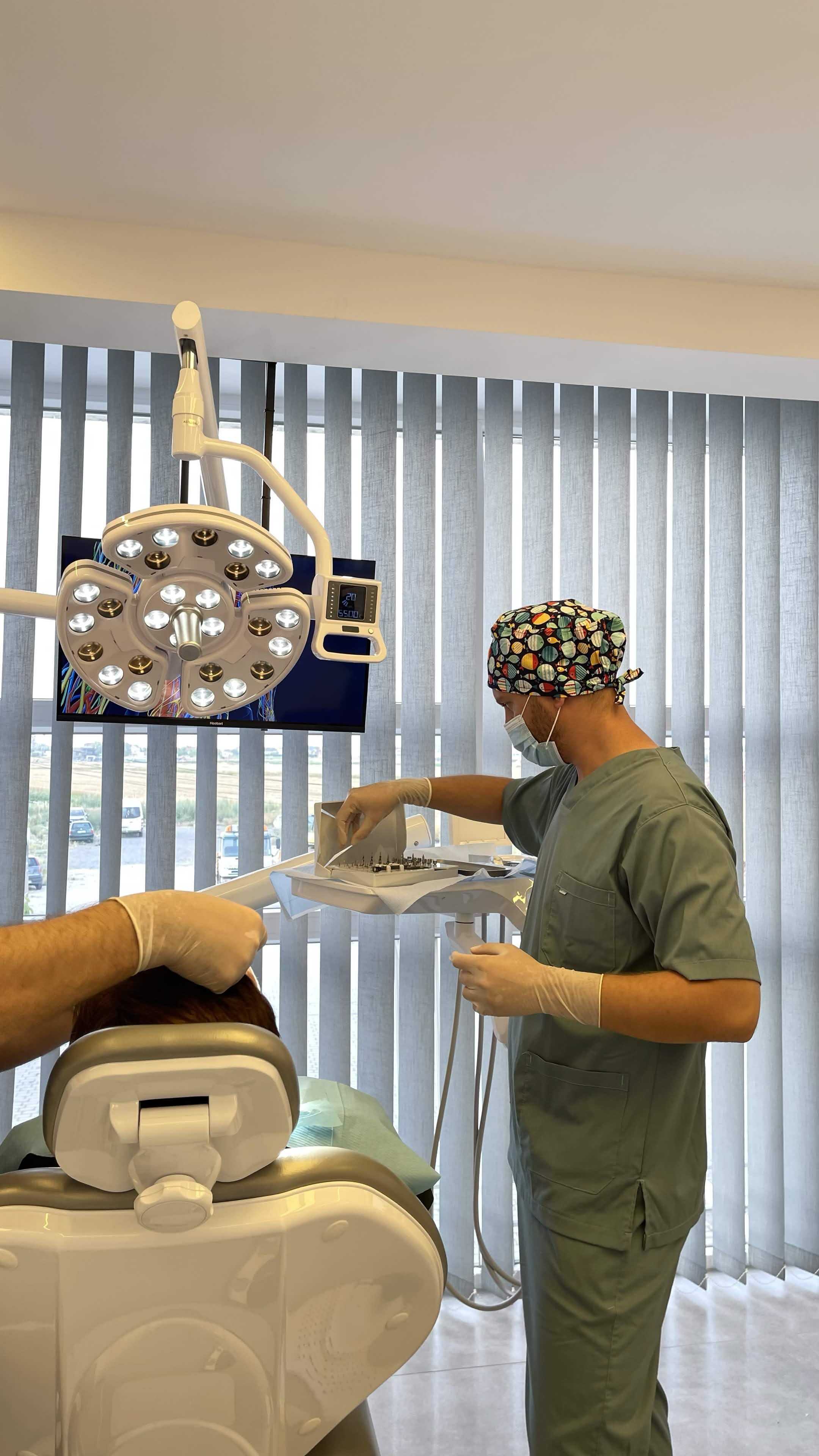 Përgatitja e trajtimit dentar në klinikën VitaDent