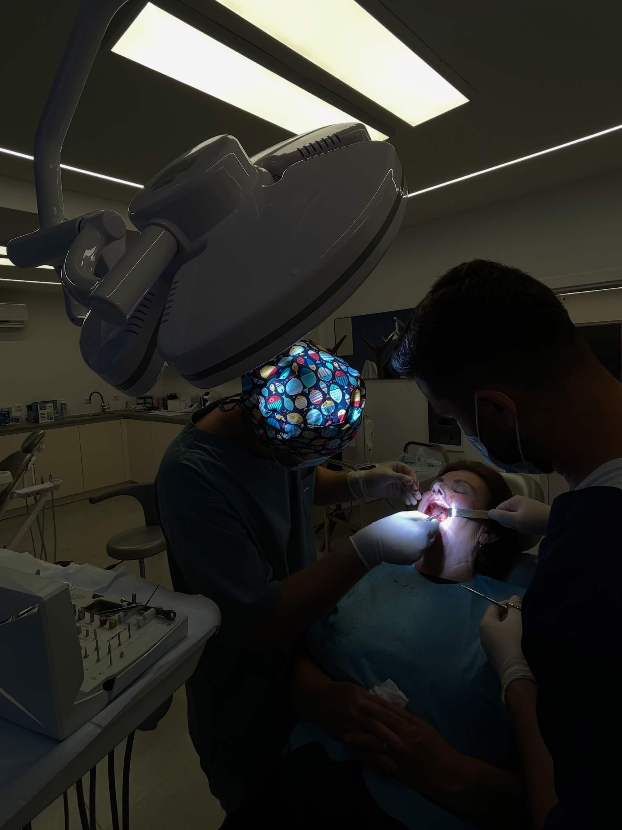 Ekipi gjatë kujdesit dentar në klinikën VitaDent